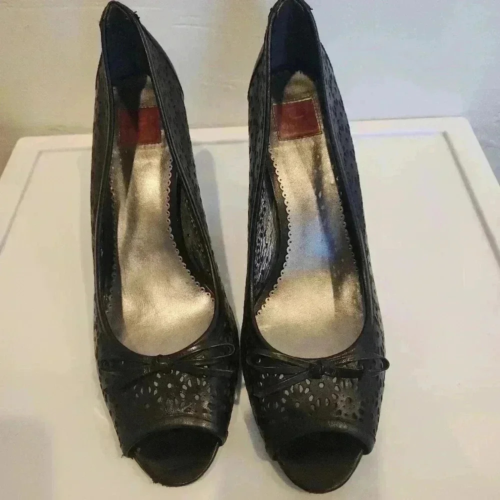 Oscar De La Renta black cutout heels with bow - Picture 2 of 9